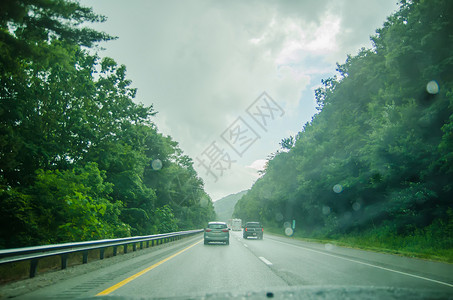 在恶劣天气下驾驶美国高速公路系统图片