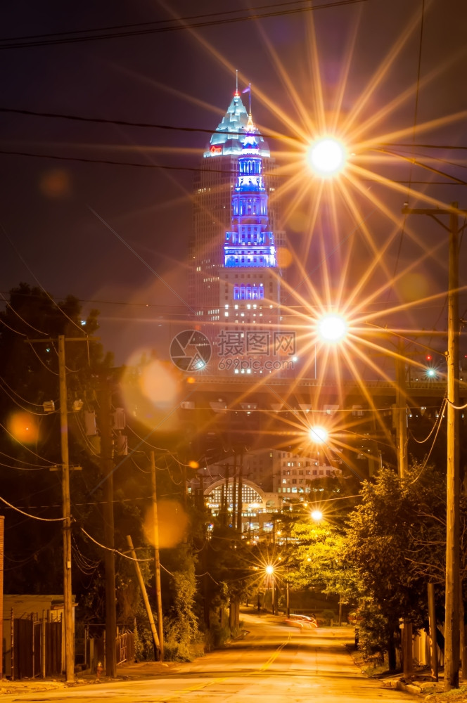 夜里在市中心露天图片