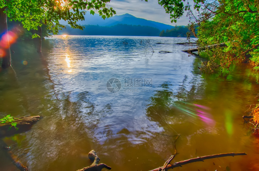 Santelh湖的风景图片