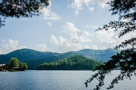 哈尔维尔湖在大山中烟雾弥漫背景