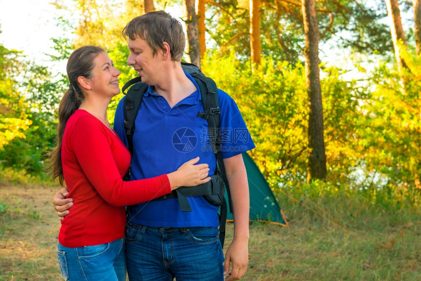 年轻的夫妇在森林露营图片