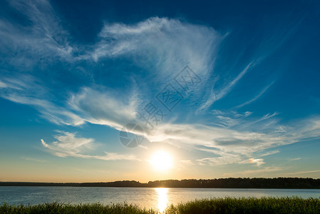 湖面和美丽的天空上闪耀着明亮的太阳图片