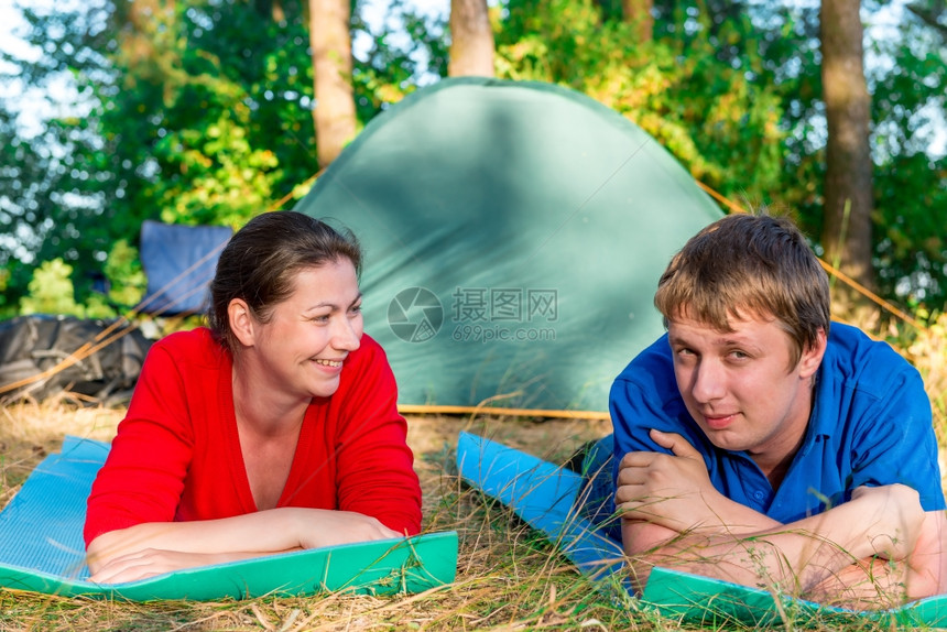 趴在草地上露营的情侣图片