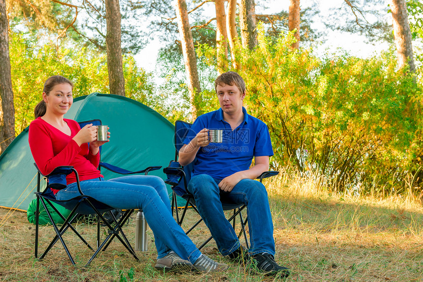 夫妻在营地里喝茶图片