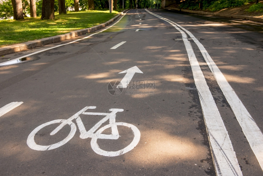 城市中的专用自行车图片
