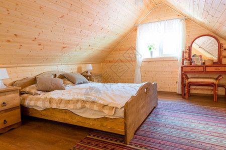 一个木制卧室图片