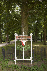 江孜宗堡在乌得勒支比吉lepelenburgenzonnenburg的bevrijdingsboom在hetmuseumkwartier背景