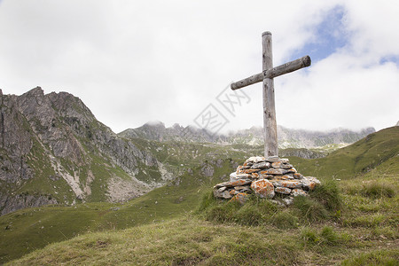 在法国地区高山的木制上背景图片