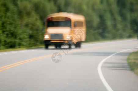 校车在路上行驶的模糊抽象画面图片