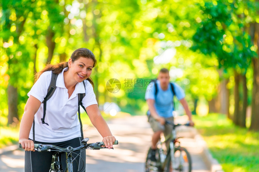 户外骑行自行车的一对年轻人图片