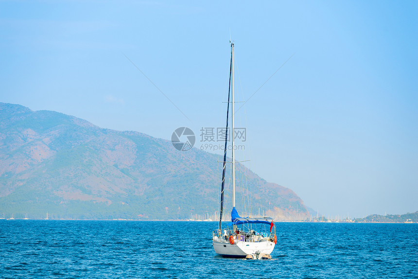 单船在海湾帆上降图片