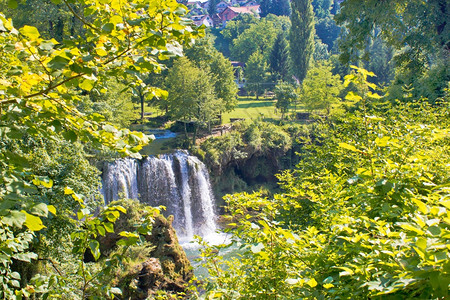 可兰经拉斯托克瀑布的绿色天堂croati背景