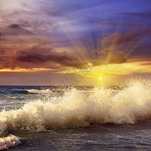 海洋上美妙的日落图片