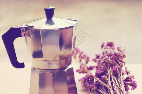 意大利制咖啡机和具有反转过滤效果的花图片