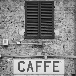传统意大利窗口下的旧咖啡牌图片