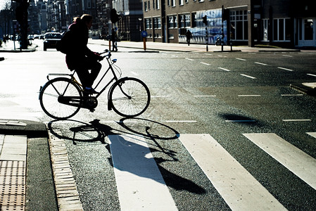 在阿姆斯特丹市骑自行车图片
