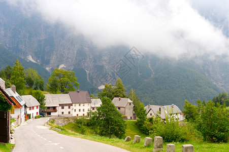 高山下的村莊图片