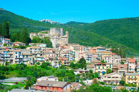 山上一个传统的意大利城镇景象图片