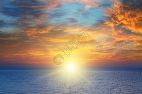 日出在海面上图片