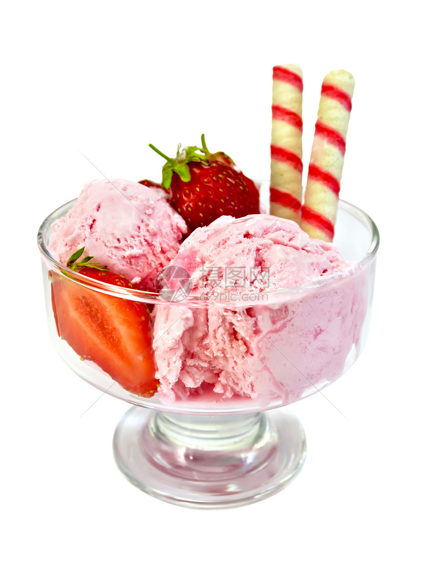 杯子里的草莓冰淇淋有和卷饼在白色背景上隔绝图片