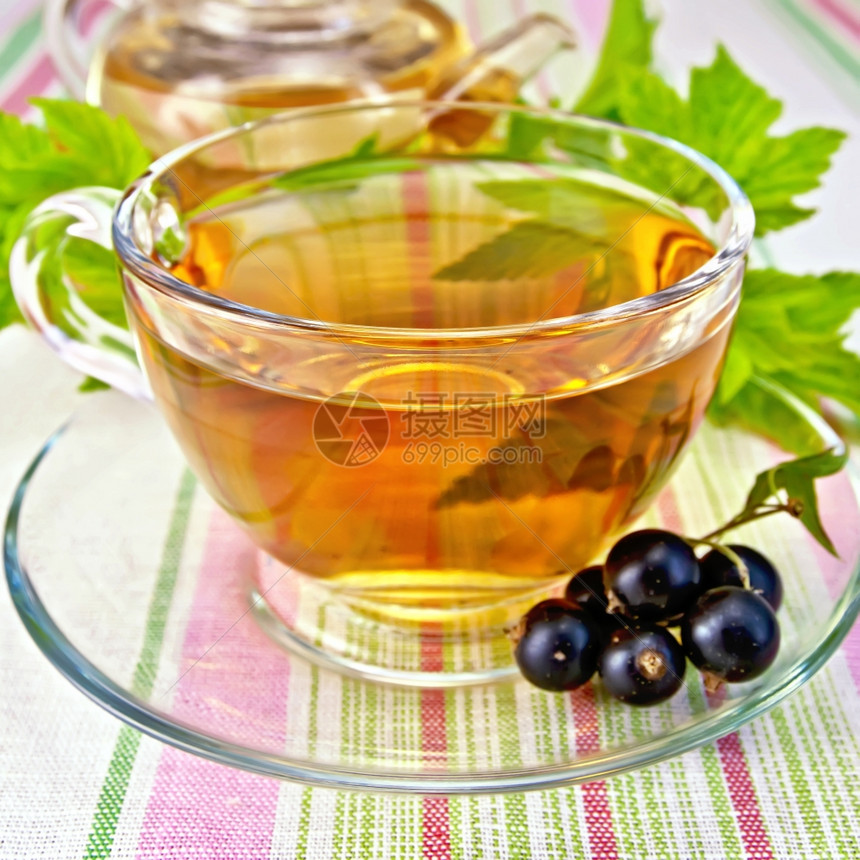 茶杯壶浆果和黑草的绿叶子图片