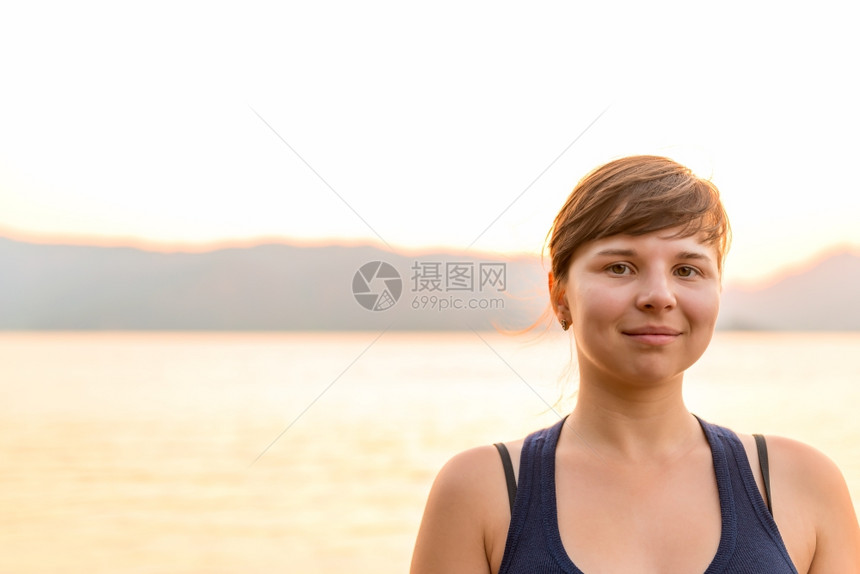 一位女在海山背景上的晨间肖像图片