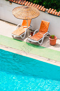 游泳池附近的遮太阳休息员和伞图片