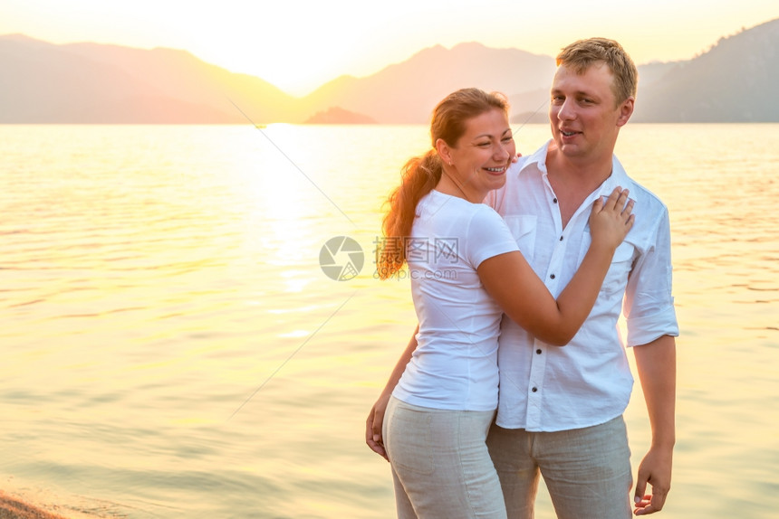 在海边看日出的幸福情侣图片