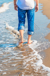赤脚男子在海岸行走图片