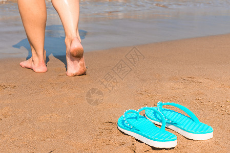赤脚女孩不穿鞋去海边图片