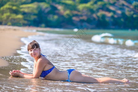 在沙滩上比基尼女孩背景图片