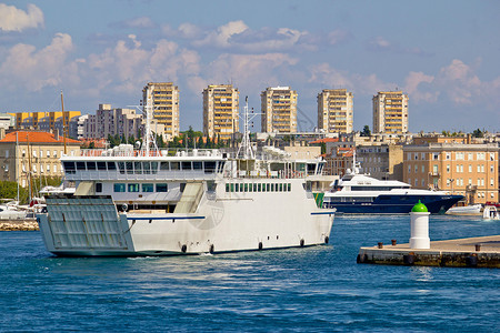 萨达尔渡轮和游艇港风景达马提亚croati高清图片
