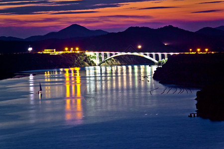 拉差纳达拉姆沙比尼克湾桥黄昏的景色达马提亚croati背景