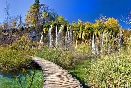 可兰经穿越大片湖泊croati公园的天堂背景