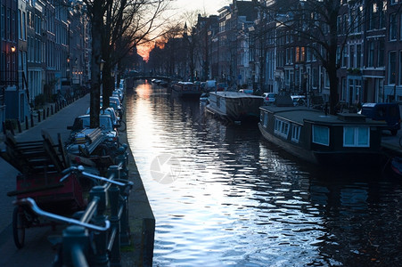 夜晚的阿姆斯特丹运河图片