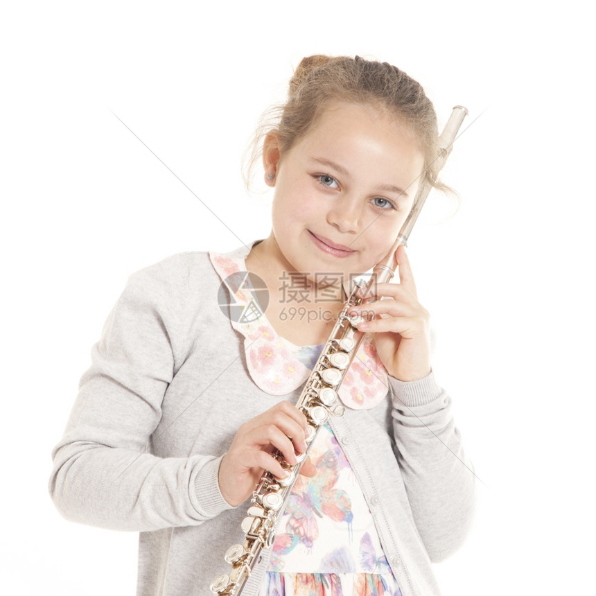 在演播室持长笛的年轻女孩图片