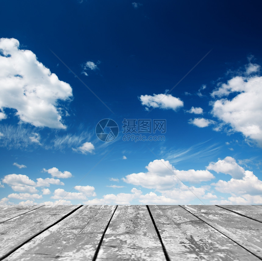 蓝天空云和木板底图片