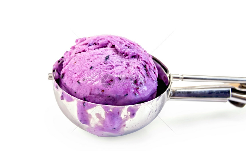 蓝莓冰淇淋用特殊的金属勺子在白色背景上隔绝图片