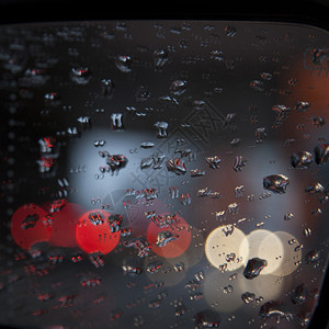 汽车玻璃窗上的雨滴图片