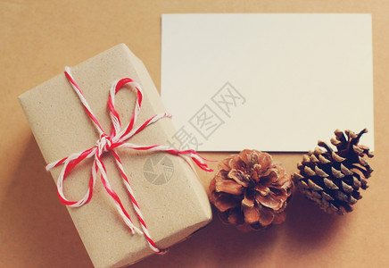 圣诞松果礼盒背景背景图片