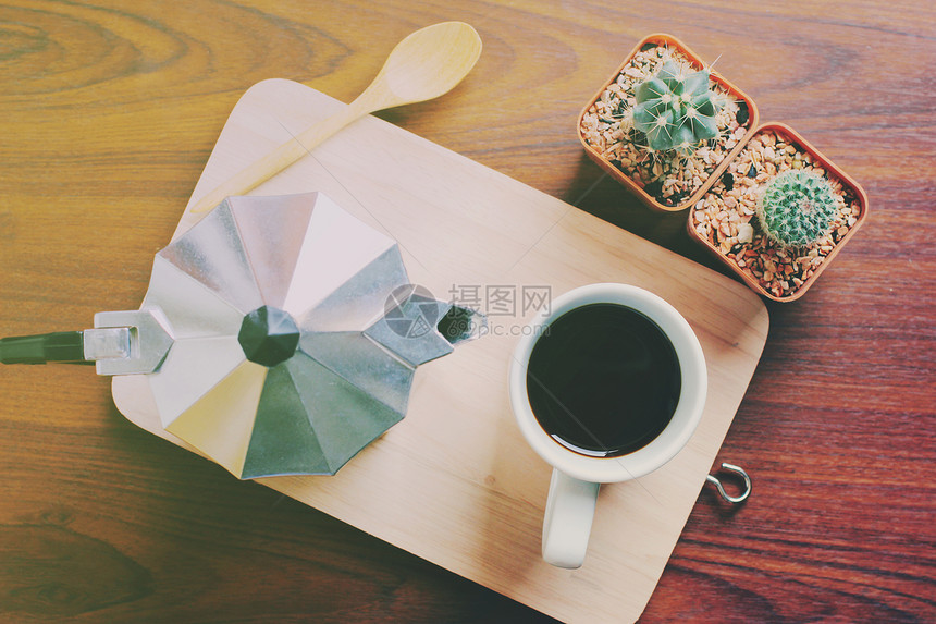 热咖啡和含有仙人掌的莫卡锅反转过滤效应图片