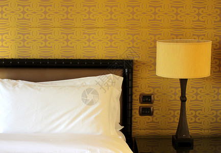 在酒店房间的王牌床顶上枕头的图片