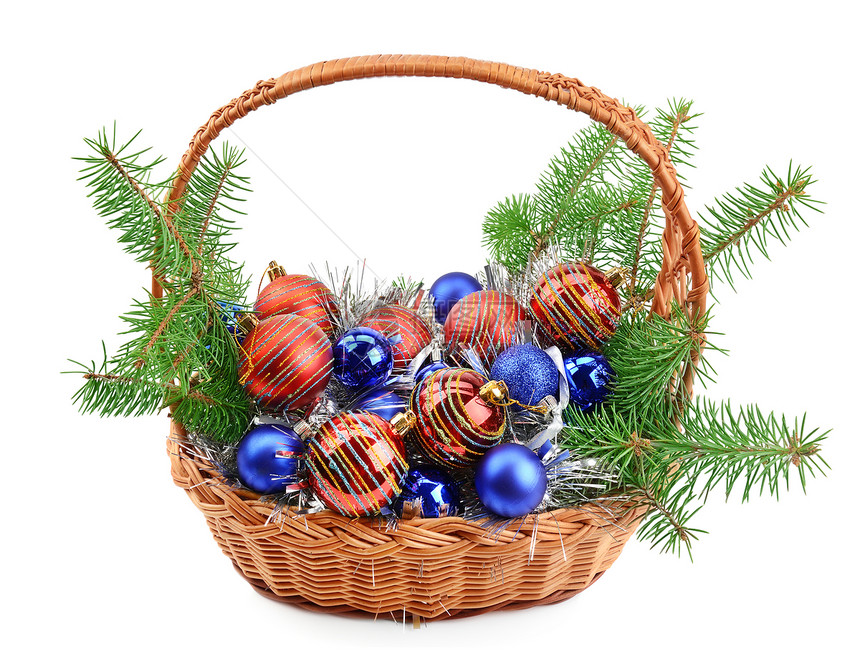 白色背景孤立的篮子中圣诞装饰品图片