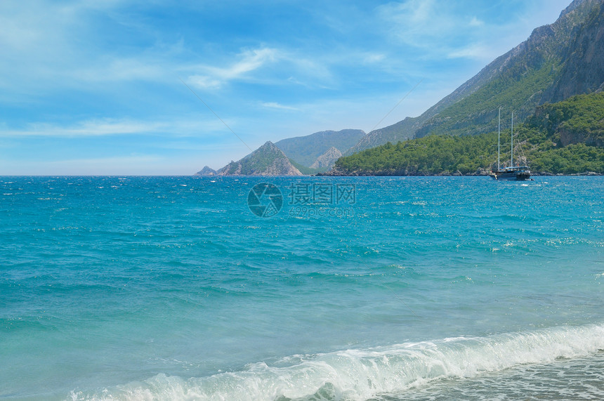 海景帆船和山区海岸图片