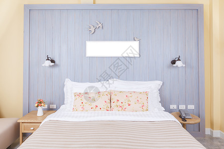 枕头带相片框的卧室背景图片