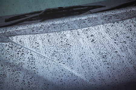 汽车玻璃窗上的雨滴图片
