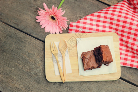 带木勺子和叉的美味巧克力蛋糕反转过滤效应图片