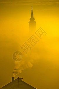 金色日出教堂塔雾和烟中克里兹夫奇镇戈耶地区图片