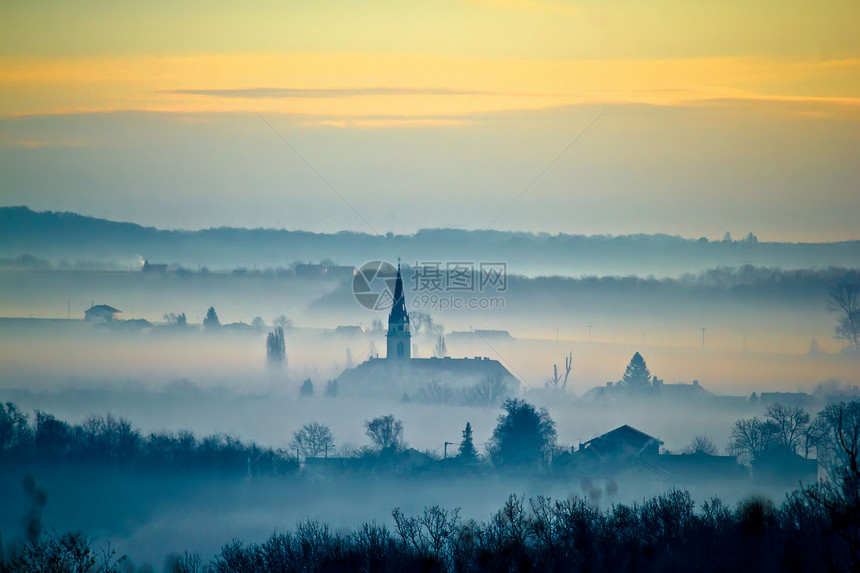 雾层风景中的krizevc大教堂roati的frgoje地区图片