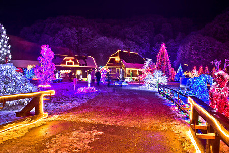在多彩的圣诞节灯光古老建筑和自然的村庄里图片